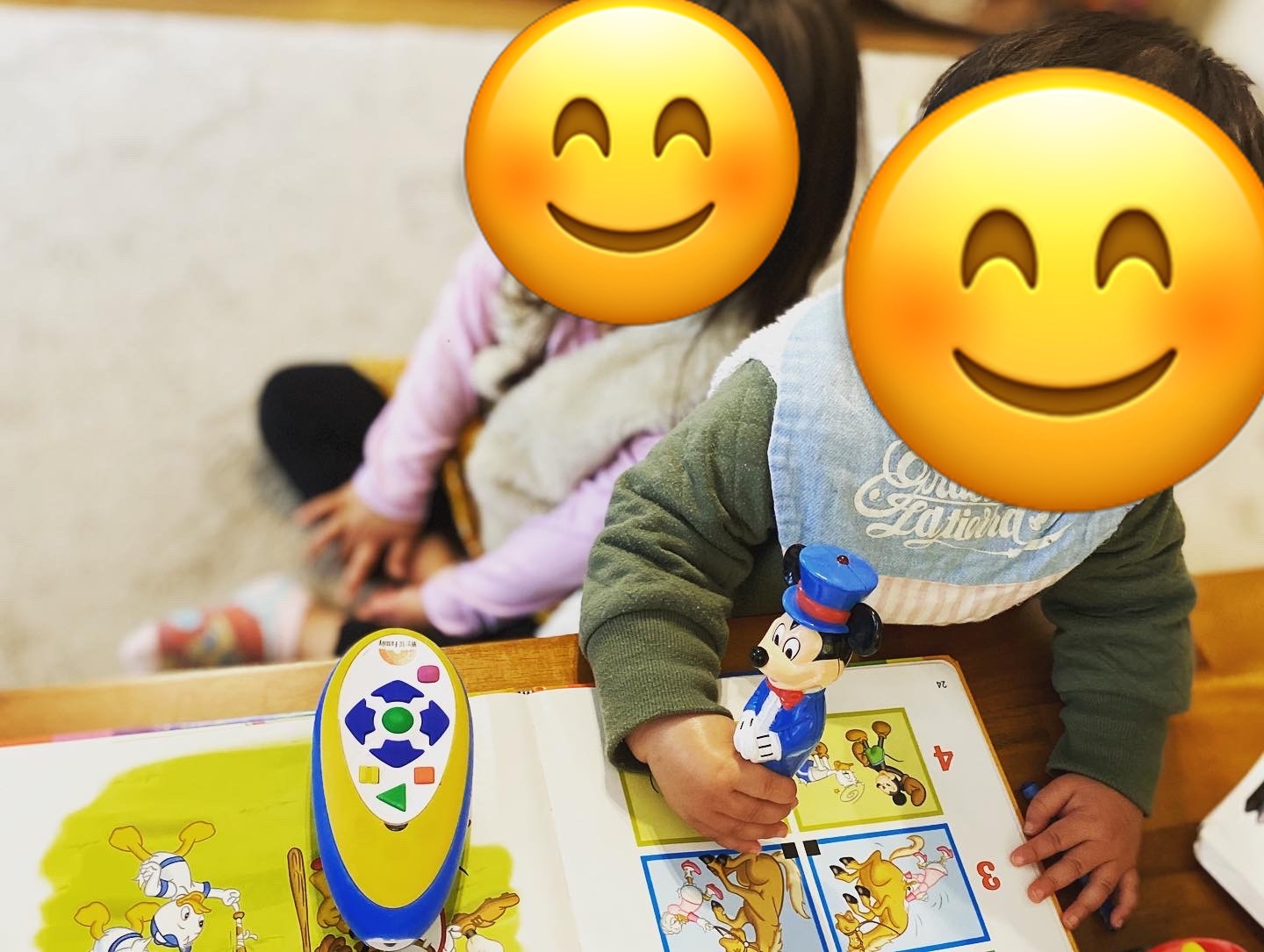 姉妹でDWEの絵本とペンで遊んでいるところ